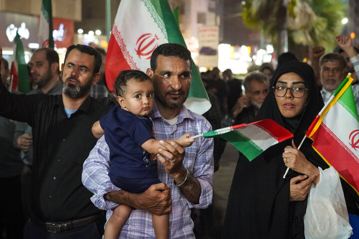 تشییع بقایای تازه تفحص شده شهدای <a href='https://sayeb.ir/tag/%d9%85%d8%af%d8%b1%d8%b3%d9%87-%d8%b4%d8%ac%d8%b1%d9%87-%d8%b7%db%8c%d8%a8%d9%87-%d9%85%db%8c%d9%86%d8%a7%d8%a8'></div>مدرسه شجره طیبه میناب</a> در اجتماع شبانه بندرعباس
