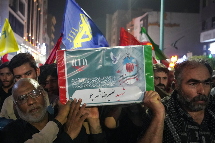 تشییع بقایای تازه تفحص شده شهدای <a href='https://sayeb.ir/tag/%d9%85%d8%af%d8%b1%d8%b3%d9%87-%d8%b4%d8%ac%d8%b1%d9%87-%d8%b7%db%8c%d8%a8%d9%87-%d9%85%db%8c%d9%86%d8%a7%d8%a8'></div>مدرسه شجره طیبه میناب</a> در اجتماع شبانه بندرعباس