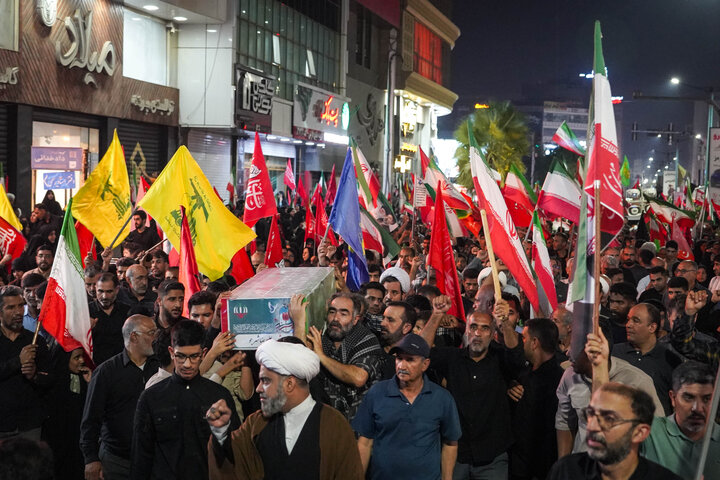 تشییع بقایای تازه تفحص شده شهدای <a href='https://sayeb.ir/tag/%d9%85%d8%af%d8%b1%d8%b3%d9%87-%d8%b4%d8%ac%d8%b1%d9%87-%d8%b7%db%8c%d8%a8%d9%87-%d9%85%db%8c%d9%86%d8%a7%d8%a8'></div>مدرسه شجره طیبه میناب</a> در اجتماع شبانه بندرعباس