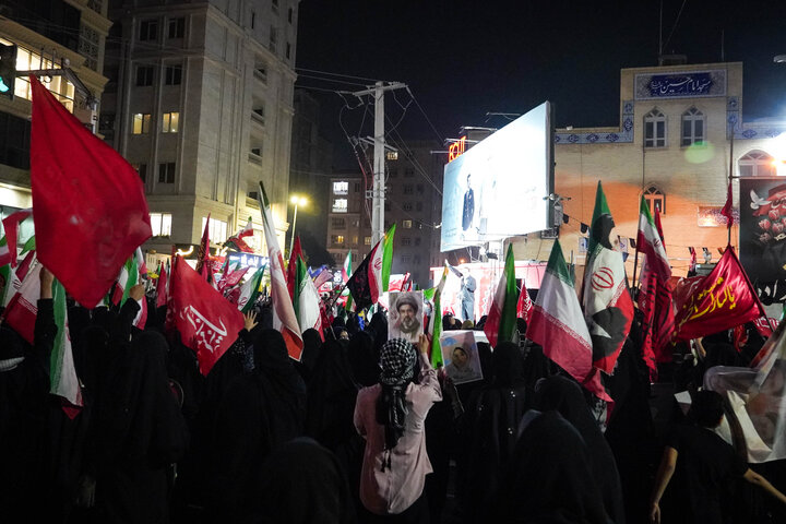 تشییع بقایای تازه تفحص شده شهدای <a href='https://sayeb.ir/tag/%d9%85%d8%af%d8%b1%d8%b3%d9%87-%d8%b4%d8%ac%d8%b1%d9%87-%d8%b7%db%8c%d8%a8%d9%87-%d9%85%db%8c%d9%86%d8%a7%d8%a8'></div>مدرسه شجره طیبه میناب</a> در اجتماع شبانه بندرعباس