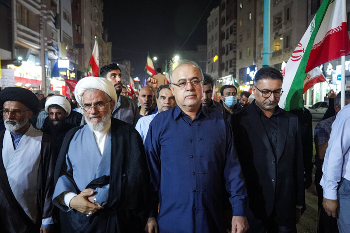 تشییع بقایای تازه تفحص شده شهدای <a href='https://sayeb.ir/tag/%d9%85%d8%af%d8%b1%d8%b3%d9%87-%d8%b4%d8%ac%d8%b1%d9%87-%d8%b7%db%8c%d8%a8%d9%87-%d9%85%db%8c%d9%86%d8%a7%d8%a8'></div>مدرسه شجره طیبه میناب</a> در اجتماع شبانه بندرعباس