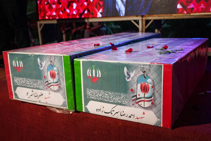 تشییع بقایای تازه تفحص شده شهدای <a href='https://sayeb.ir/tag/%d9%85%d8%af%d8%b1%d8%b3%d9%87-%d8%b4%d8%ac%d8%b1%d9%87-%d8%b7%db%8c%d8%a8%d9%87-%d9%85%db%8c%d9%86%d8%a7%d8%a8'></div>مدرسه شجره طیبه میناب</a> در اجتماع شبانه بندرعباس