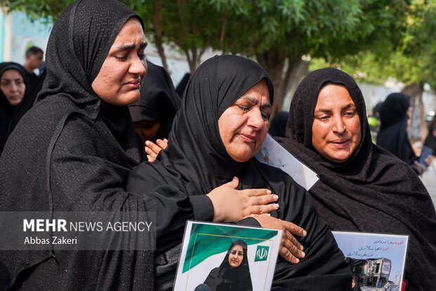 تشییع پیکر ۳۲ دانش‌آموز شهید مدرسه میناب