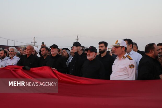 مراسم اهتزاز پرچم عزای حسینی در مرز شلمچه برگزار شد