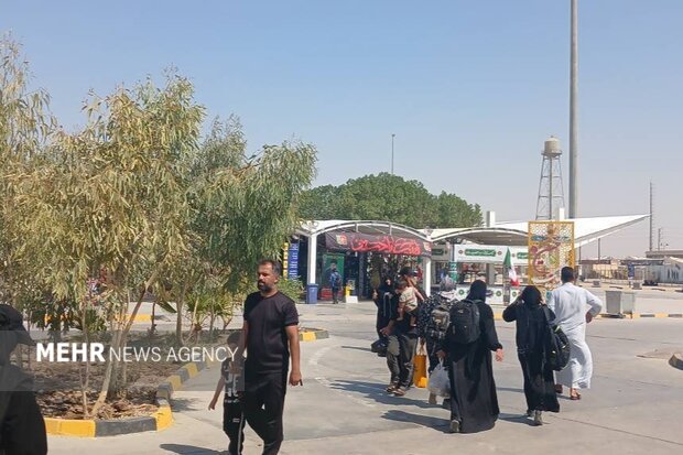 تردد زائران در شلمچه با وجود حمله موشکی آمریکا بدون وقفه ادامه دارد