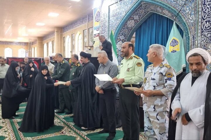 تجلیل از خادمان ستاد نماز جمعه گناوه در آستانه پنجم مرداد