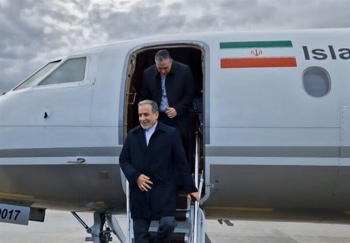 وزير الخارجية یصل إلى طهران عائدا من قرغيزستان