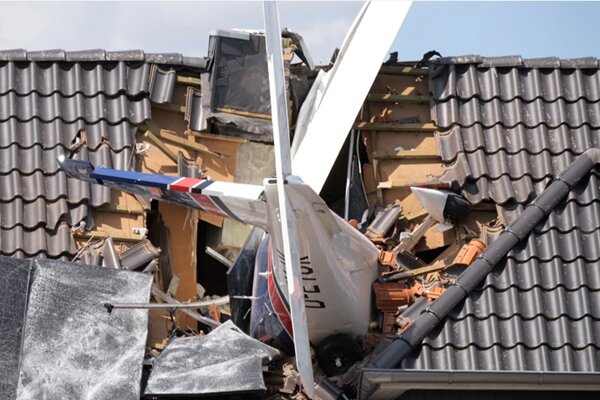 سقوط هواپیما روی خانهای در آلمان با یک کشته و یک مفقود+ فیلم سقوط هواپیما روی خانهای در آلمان با یک کشته و یک مفقود+ فیلم