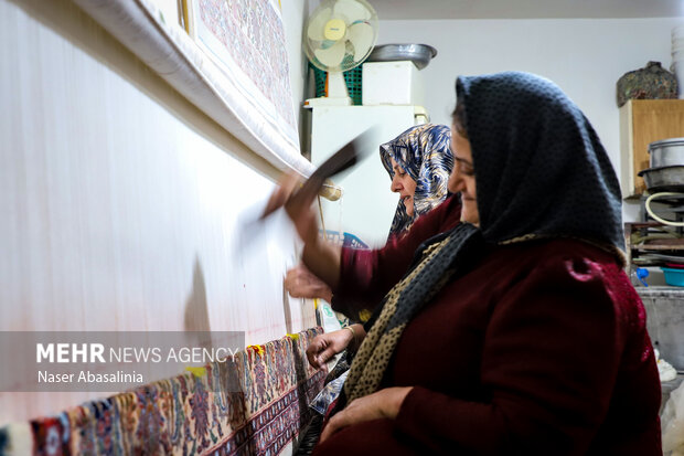 دارهای قالی کرمان در انتظار گره گشایی؛ کاهش تعداد قالیبافان