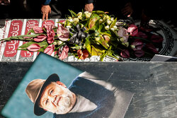 ماجرای سنگ مزار اکبر عبدی؛ اجرای طرحی که به تحول اقتصاد سینما می‌رسد!