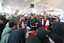 گفتگوی سردار رادان با زائران اربعین حسینی در مرز خسروی