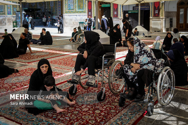 تشرف کاروان زائران دارای معلولیت آذربایجان‌شرقی به حرم امام رضا(ع)