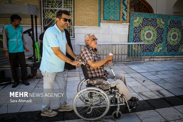 تشرف کاروان زائران دارای معلولیت آذربایجان‌شرقی به حرم امام رضا(ع)