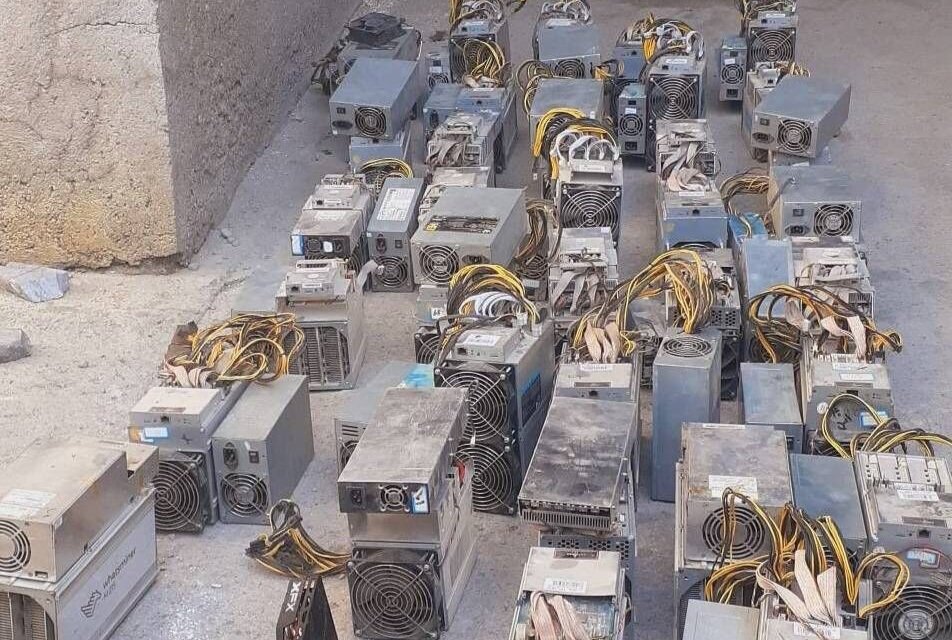 تصویر خبر: کشف ۱۲ دستگاه ماینر غیرمجاز در خرمآباد با ارزش ۲۴ میلیارد ریال