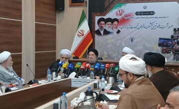 راهپیمایی جاماندگان اربعین با شعار «باید برخاست» و نماد مشت گره کرده