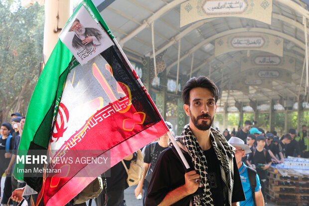 تردد زائران اربعین با پرچم‌ سرخ انتقام - مرز خسروی