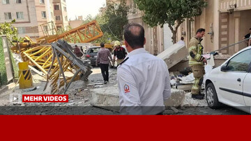 تصاویری از سقوط جرثقیل روی ساختمان مسکونی در تهران