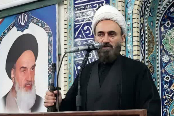 صباغیان: امام جمعه نباید پشت میز بماند؛ جای او در میان مردم است