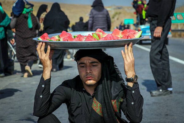 اهدای ۱۱ تن هندوانه توسط کشاورزان به موکب‌های مسیر پیاده‌روی اربعین