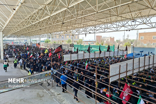 تردد زوار اربعین حسینی در مرز مهران