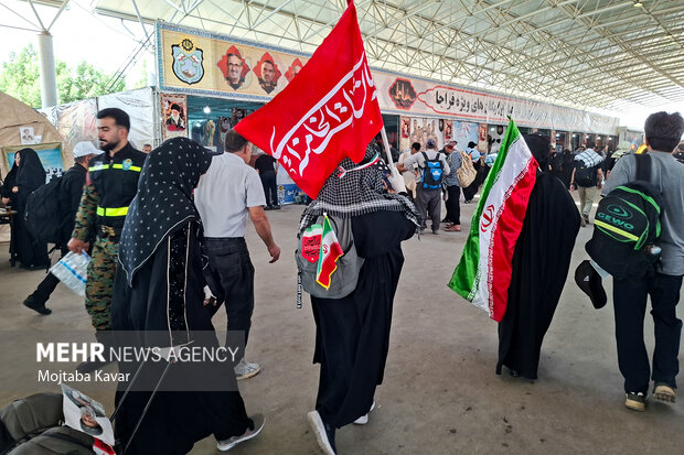 مهران در اوج ایثار؛وقتی گرمای۵۰درجه در برابر عشق به اربعین رنگ میبازد