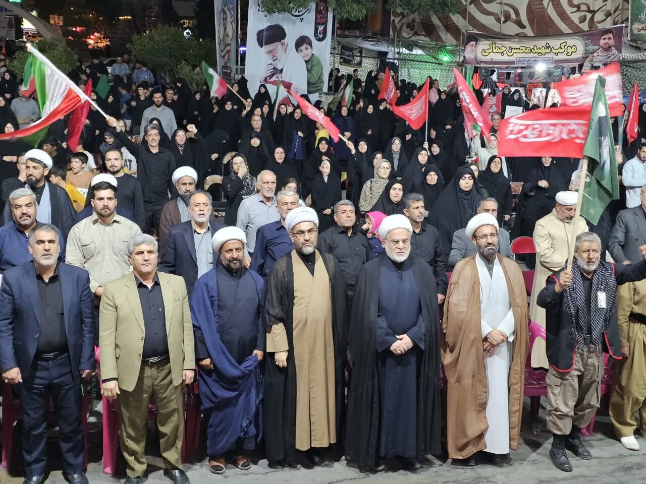 نمایش وفاداری کردستانی‌ها به نظام اسلامی ایران در تجمعات شبانه