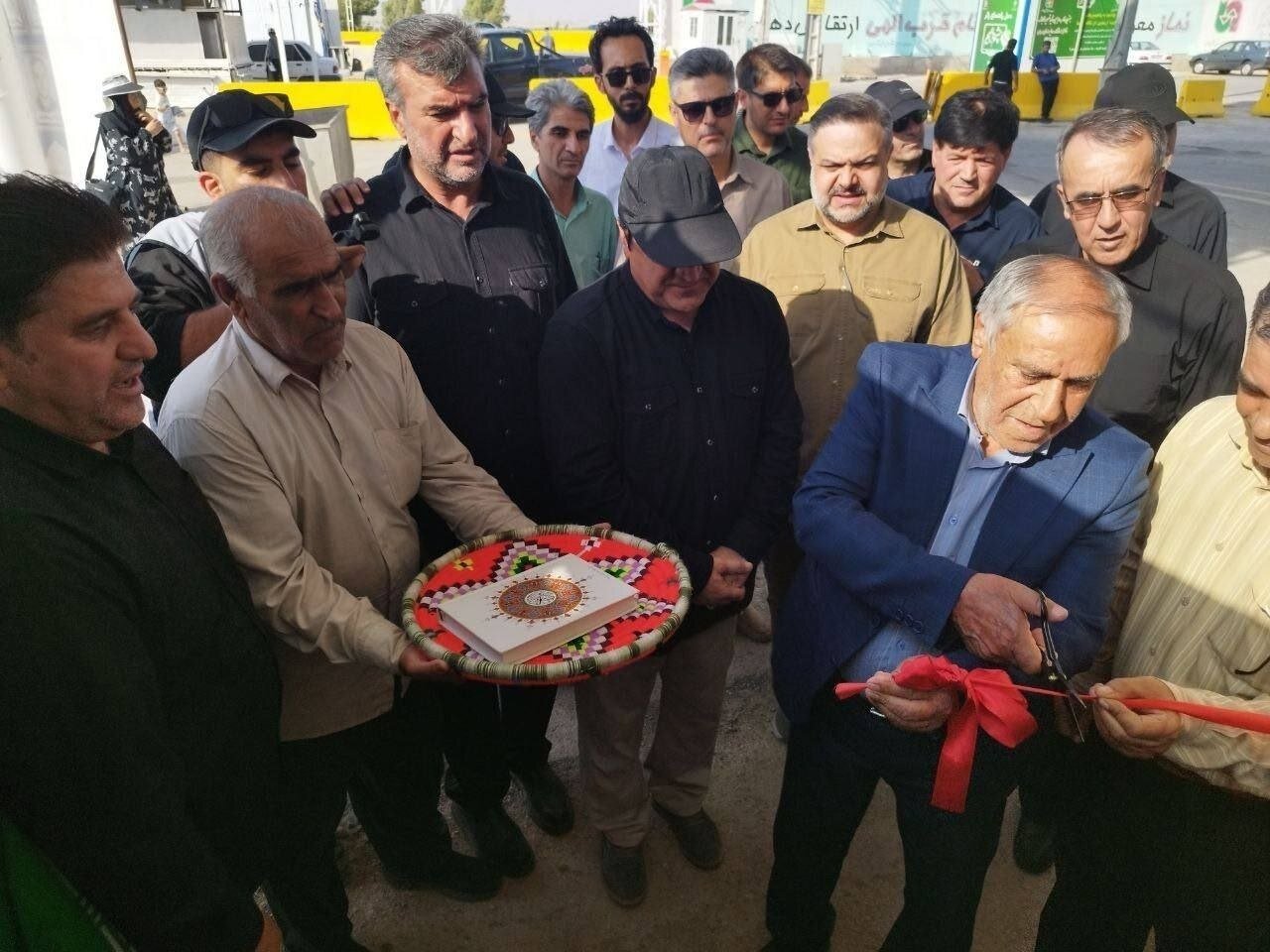 نمایشگاه صنایع دستی با ۱۵۰ غرفه در پایانه شهید رئیسی مهران افتتاح شد