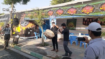 نوای چمری در موکب‌های اربعین کامیاران طنین‌انداز شد