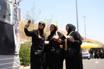 ابراز عشق و ارادت زائران خارجی در مرز تمرچین به امام حسین(ع)