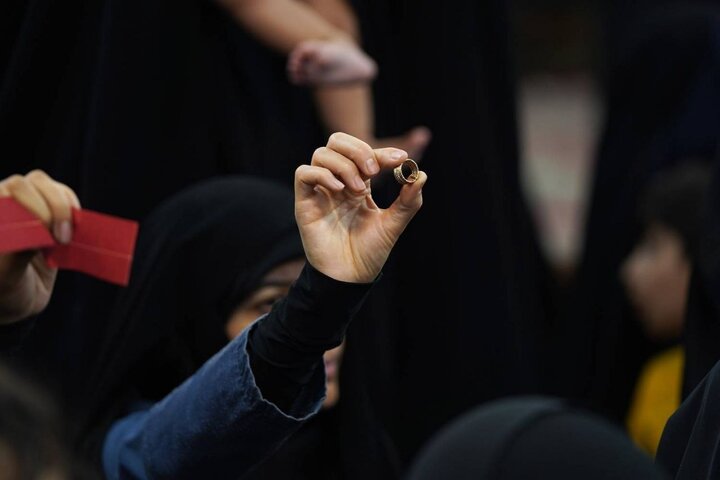 ما از حلقههای ازدواجمان، حلقه دار میسازیم بر گردن ترامپ ما از حلقههای ازدواجمان، حلقه دار میسازیم بر گردن ترامپ