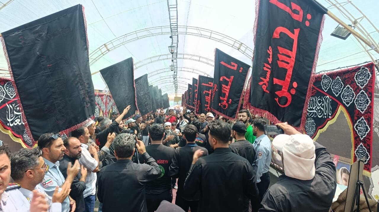 عزاداری پرشور زائران خارجی در سوگ شهدای دشت کربلا در مرز تمرچین