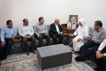 وزیر تعاون با خانواده شهید اهل سنت در عسلویه دیدار کرد