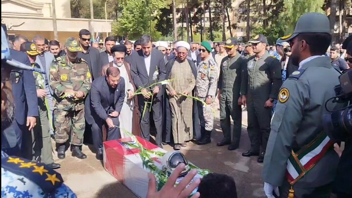 ادای احترام مسئولان استان فارس به پیکر مطهر خلبان شهید «مجید کاظمی»