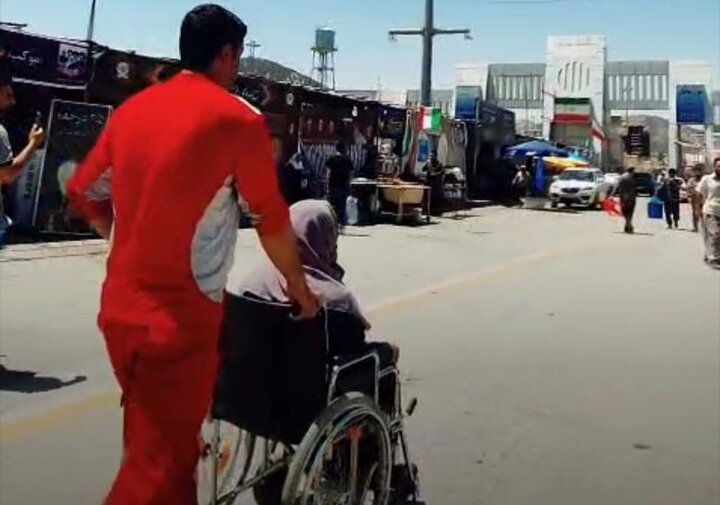 همراهی امدادگر کردستانی با زائر اربعین در باشماق همراهی امدادگر کردستانی با زائر اربعین در باشماق
