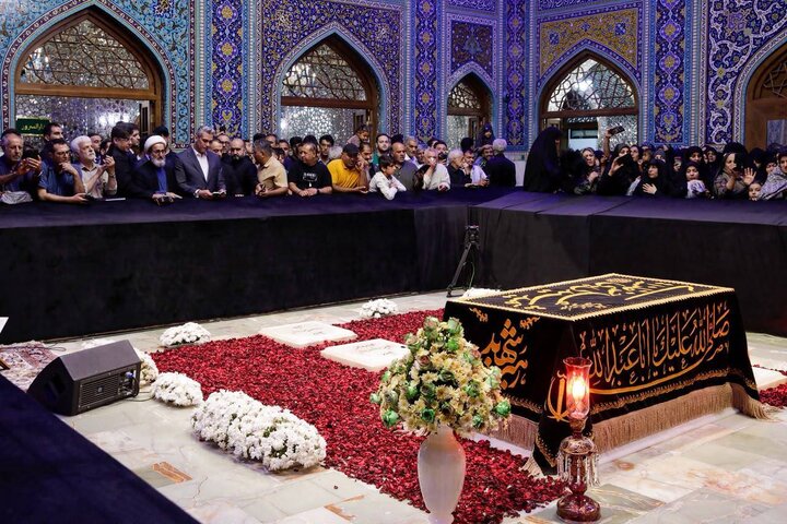 حضور سفیر عراق در مشهد مقدس و ادای احترام به مقام والای رهبر شهید+ عکس