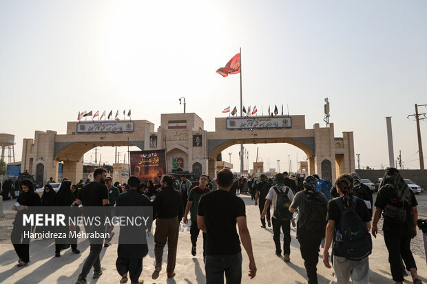 موج بازگشت زوار اربعین حسینی در مرز مهران به روایت خبرنگار مهر موج بازگشت زوار اربعین حسینی در مرز مهران به روایت خبرنگار مهر