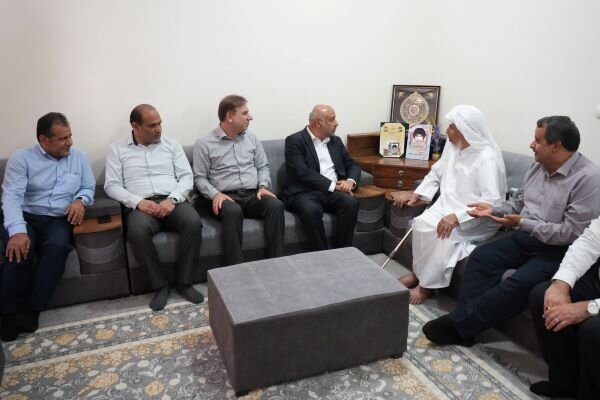 وزیر تعاون با خانواده شهید اهل سنت در عسلویه دیدار کرد وزیر تعاون با خانواده شهید اهل سنت در عسلویه دیدار کرد