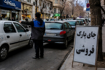 گردن‌کلفتی کنار خیابان‌ها؛ شورای شهر از جاپارک‌فروش‌ها انتقاد کرد