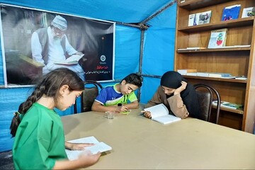 موکب فرهنگی امام رضا(ع) در مسیر بازگشت زائران اربعین در ملایر برپا شد