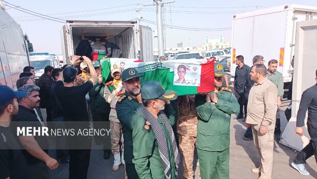تصاویری از استقبال زائران اربعین در مرز مهران از شهدای حملات اخیر