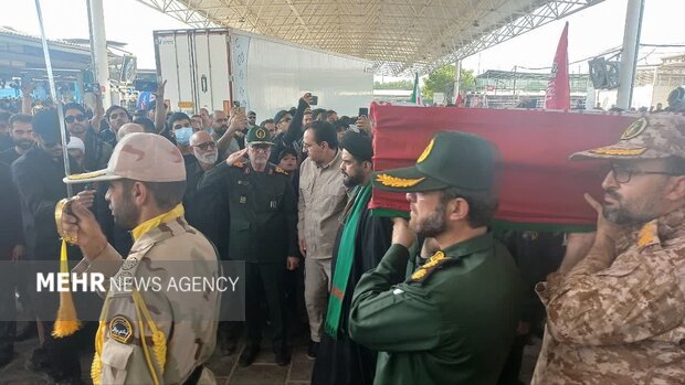 تصاویری از استقبال زائران اربعین در مرز مهران از شهدای حملات اخیر