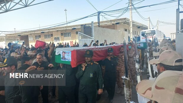 تصاویری از استقبال زائران اربعین در مرز مهران از شهدای حملات اخیر