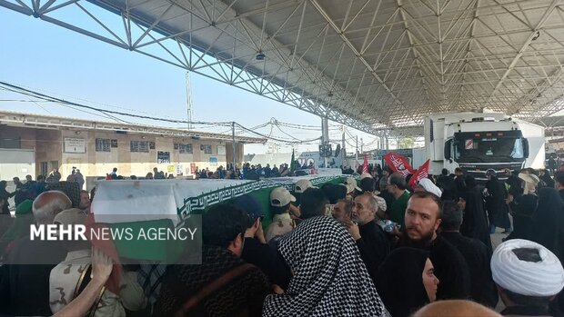 تصاویری از استقبال زائران اربعین در مرز مهران از شهدای حملات اخیر