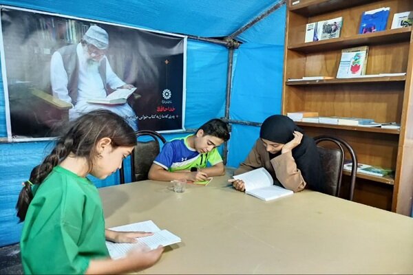 موکب فرهنگی امام رضا(ع) در مسیر بازگشت زائران اربعین در ملایر برپا شد