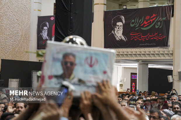 پیکر شهید سرتیپ دوم خلبان مجید کاظمی در شیراز