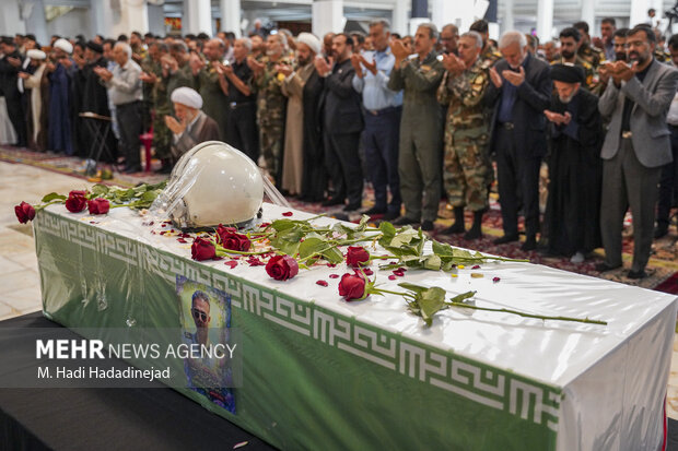 پیکر شهید سرتیپ دوم خلبان مجید کاظمی در شیراز