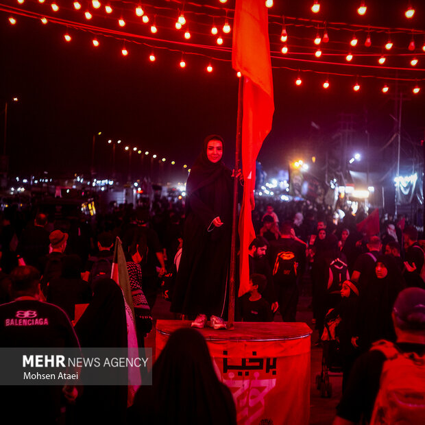پرچم خونخواهی رهبر شهید انقلاب در طریق‌الحسین(ع)