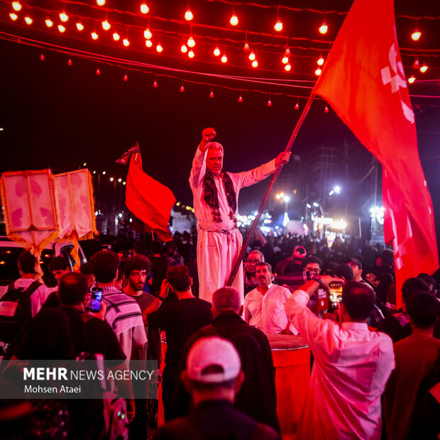 پرچم خونخواهی رهبر شهید انقلاب در طریق‌الحسین(ع)