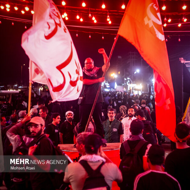 پرچم خونخواهی رهبر شهید انقلاب در طریق‌الحسین(ع)