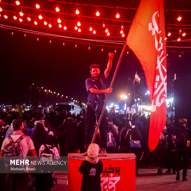 پرچم خونخواهی رهبر شهید انقلاب در طریق‌الحسین(ع)